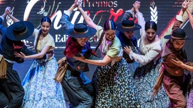 La Compañía Federal de Danzas, reconocida como Mejor Cuerpo de Baile, abrió la ceremonia con un colorido cuadro chamamecero. (Foto: Simón Quezada).