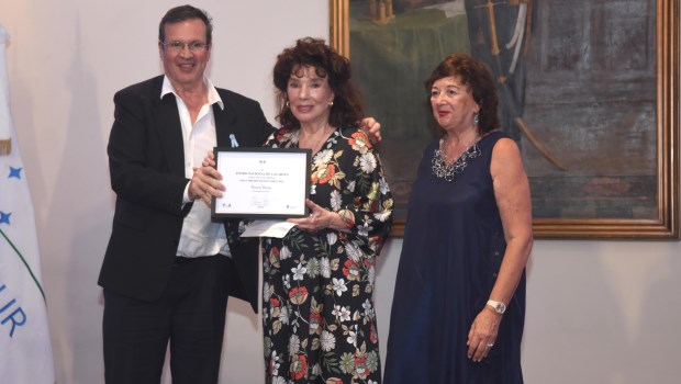 Tristán Bauer y Diana le entregaron el Gran Premio a la Trayectoria a Graciela Borges. Foto: Gustavo Carabajal