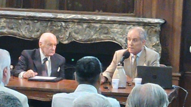 El Brigadier Mayor Alejandro Aníbal Moresi (der.) habla durante la reunión coordinada por el Dr. Guillermo J. Fogg (izq.).