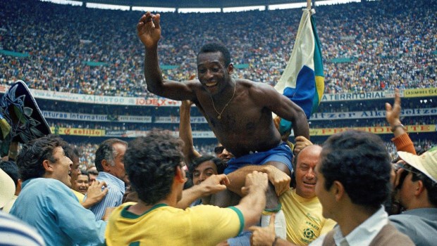 Pelé paseado en andas después de ganar el título en México ´70.