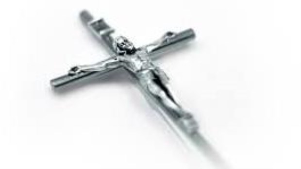 El crucifijo enterrado