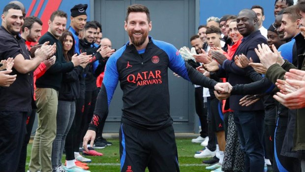 Messi retornaba a los entrenamientos con el París Saint-Germain (PSG) y era recibido por sus compañero tras la consagración en el Mundial de Qatar 2022. ARCHIVO