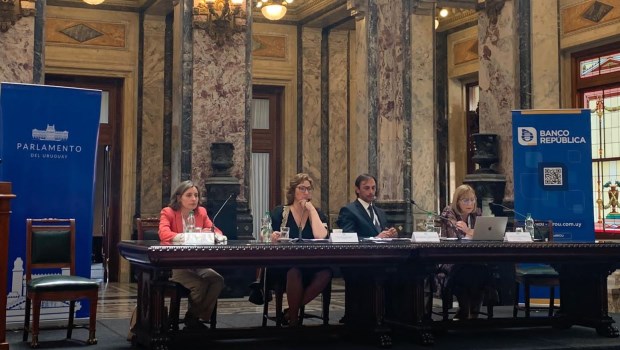 El encuentro de dos días permitió contar con destacadas disertaciones realizadas en el Salón de los Pasos Perdidos del Palacio Legislativo de la República Uruguay
