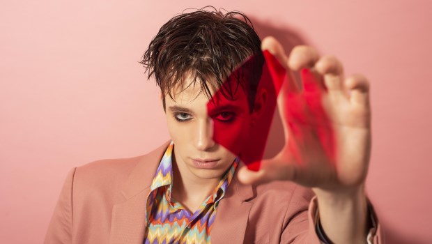 "'Cristal' tiene mucho humor en la letra y a la vez es una canción muy sensible'', dice el artista sobre su nuevo single.