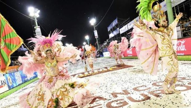 El carnaval de Corrientes inició sus diez noches de fiesta