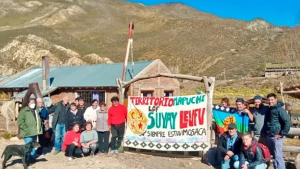 Advierten que en las tierras cedidas a mapuches en Mendoza hay pozos de Vaca Muerta