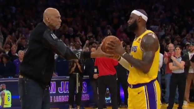 Todo un símbolo: Abdul-Jabbar pasa a través de la pelota el legado a James, que rompió su récord de puntos después de 39 años.
