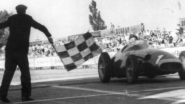 La bandera a cuadros recibe a Juan Manuel Fangio en Nürburgring.