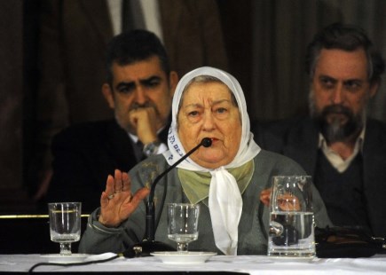 "Quien no apoya el proyecto de medios está con la dictadura sangrienta", dijo Bonafini