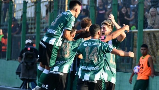 Los jugadores de Excursionistas festejan su triunfo sobre Gimnasia.