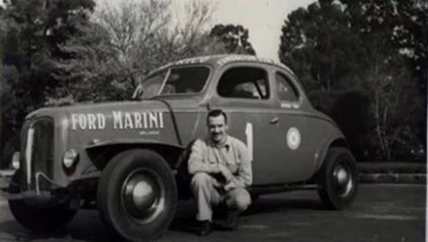 Juan Gálvez y su cupe Ford azul con el número 1 pintado en las puertas.