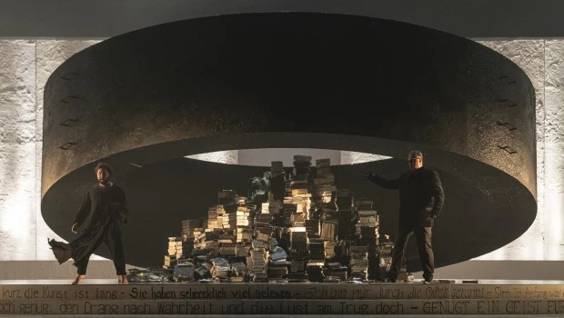 Stefano Poda dotó a su puesta de permanentes alegorías y signos de difícil comprensión.