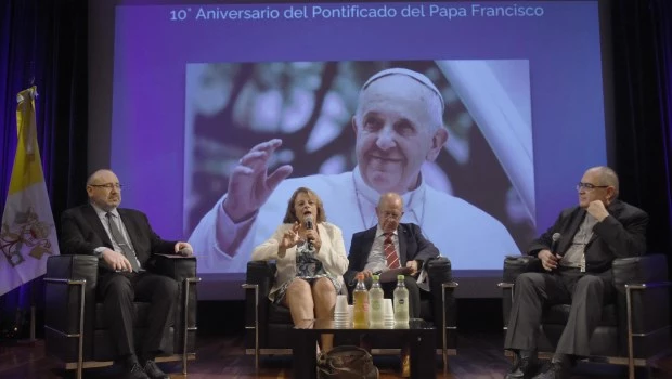 Fishel Szlajen, Paola Delbosco y monseñor Sergio Osvaldo Buenanueva en el primer panel. Moderó Jorge Colombres Mármol.