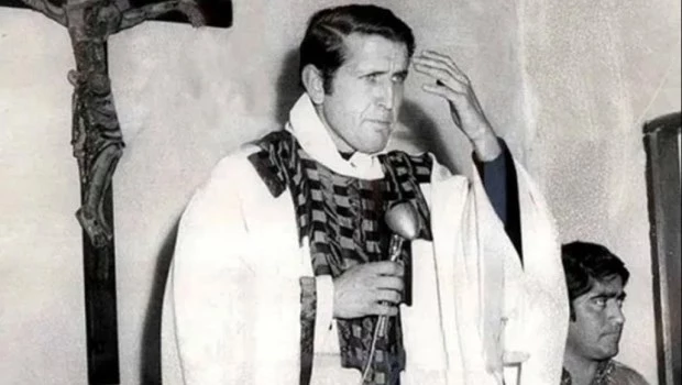 El padre Carlos Mugica, miembro del Movimiento de Sacerdotes para el Tercer Mundo, estuvo muy cerca de Montoneros y fue asesinado en mayo de 1974.