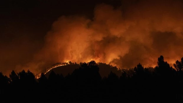 Avanza sin control el primer gran incendio forestal del año en España