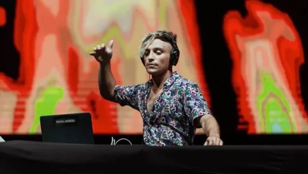 "Un DJ crea un relato y busca mantener al público expectante. Sos vos y la gente: cuando perdés la conexión todo se derrumba'', sostiene.
