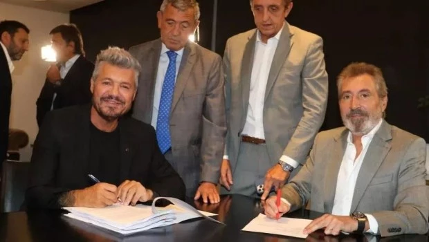 Marcelo Tinelli y Daniel Vila firmaron el miércoles el contrato por el cual el conductor asumirá como nuevo gerente artístico de América e instalará al menos tres ciclos en esa pantalla.