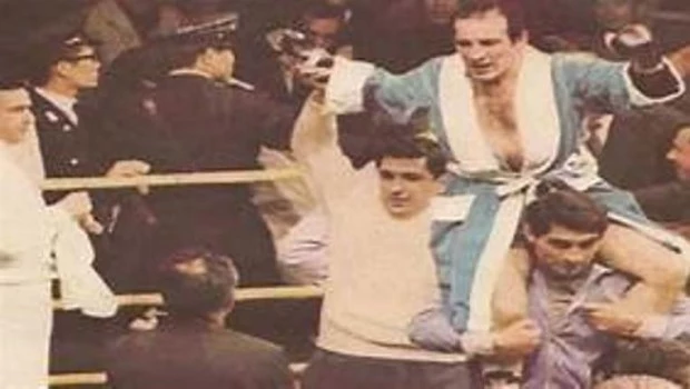 Nicolino Locche en andas. Un boxeador único que hizo historia.