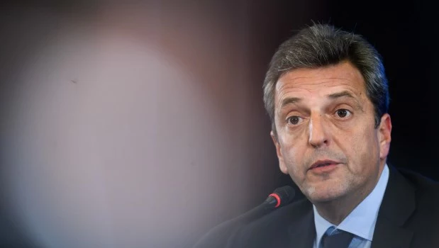 Sergio Massa pasó de ser el héroe que iba a talar la inflación a fin del 2022, a adoptar una estrategia defensiva que le permita al Gobierno llegar a las PASO sin volar por los aires.