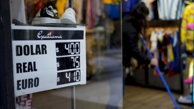 El dólar y el agua siempre encuentran su camino