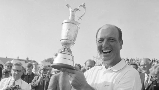 La amplia sonrisa de Roberto De Vicenzo tras ganar el Abierto Británico de 1967.