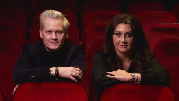 Läckberg y Fexeus entretienen sin hacer Alta Literatura.