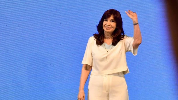 La vicepresidenta Cristina Fernández brindó una clase magistral en el Teatro Argentino de La Plata ante una multitud que clamaba por su postulación a jefa de Estado.