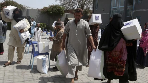Reparto de alimentos en Pakistán, durante el Ramadán. La carne se ha convertido allí también en un artículo de lujo.
