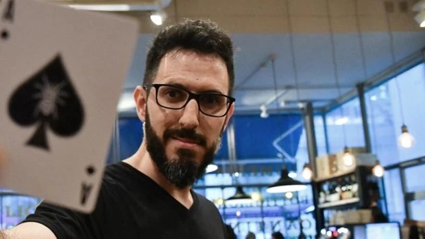Lacroix se considera autodidacta. "El público perdona errores pero no el aburrimiento", dice parafraseando a René Lavand.
