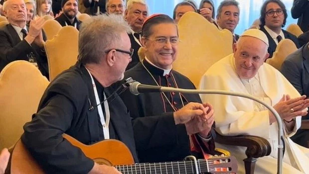 León Gieco cantó “Sólo le pido a Dios” en el Vaticano
