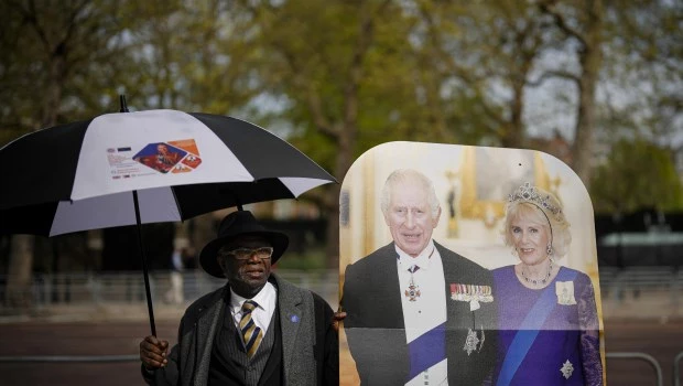Con banderas, souvenirs, acampes y turistas, Londres se prepara para la coronación de Carlos III