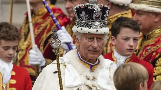 El rey Carlos III y su esposa Camila fueron coronados en una histórica ceremonia para el Reino Unido