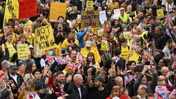 La policía británica detuvo a activistas antimonárquicos cuando protestaban contra la coronación
