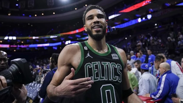Tatum y Brown conducen a los Celtics para comandar la serie ante 76ers