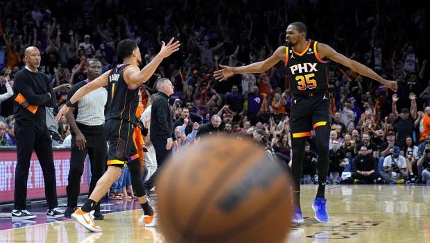 Con 47 puntos de Booker, los Suns se acercan a los Nuggets