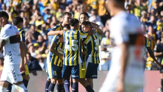 Central goleó a Platense y da pelea arriba