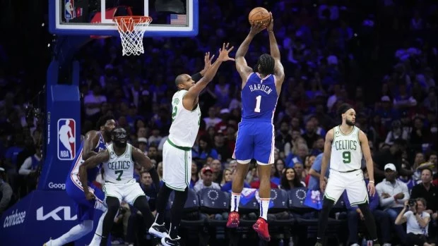 Con un triple de Harden a 18 segundos del final, los Sixers igualan la serie ante los Celtics