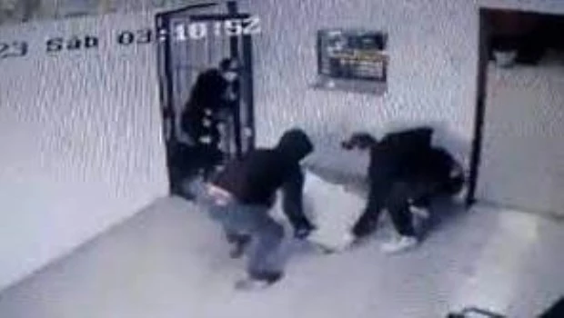 Siete delincuentes armados, con chalecos antibalas y pasamontañas robaron en un corralón de Moreno