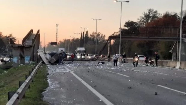 Cayó un puente peatonal en el ramal Pilar de autopista Panamericana