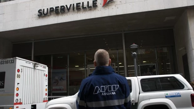 Allanan unas 20 entidades financieras del microcentro porteño por presuntas maniobras ilegales