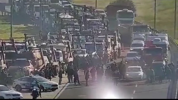 Un grupo de transportistas de volquetes cortó el Camino del Buen Ayre por una protesta