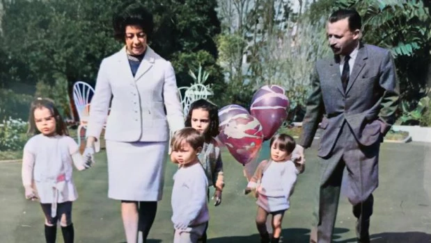 Onganía y su esposa junto con sus nietos. Foto: ARCHIVO LA PRENSA