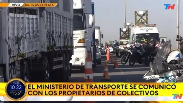 Transportistas de micros turísticos levantaron corte en autopista Buenos Aires-La Plata
