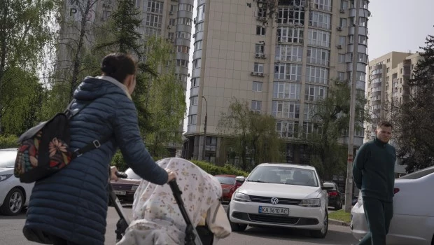 Un edificio muestra los daños causados por el impacto de un misil en el este de Ucrania.