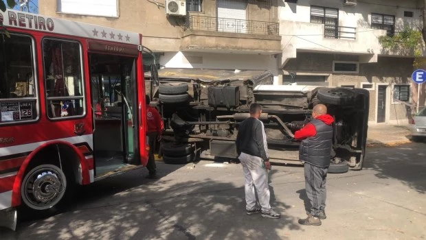 Siete personas heridas en un choque entre un colectivo y un camión en Mataderos