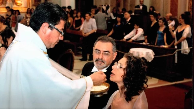 La autora con su esposo, el escritor Marcelo di Marco, en el casamiento de su hija Marina.