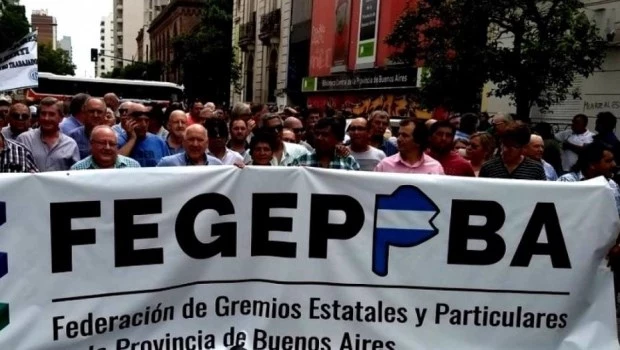 Adelantan para mayo el aumento salarial de los empleados bonaerenses