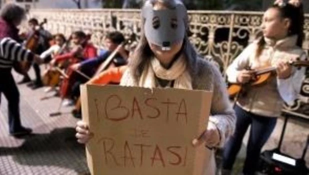 Estudiantes de una escuela de música de Barracas dan un concierto ante la presencia de ratas