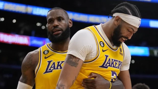 Los Lakers arrollaron a los Warriors con una defensa agobiante