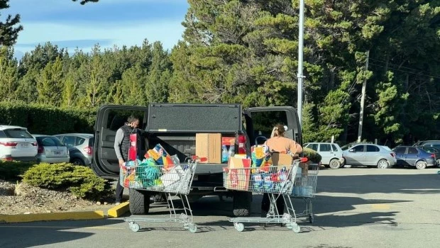 Desde Chile copan los supermercados mendocinos por la devaluación del peso argentino